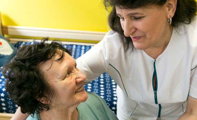 pielęgniarka opieki długoterminowej z pacjentką