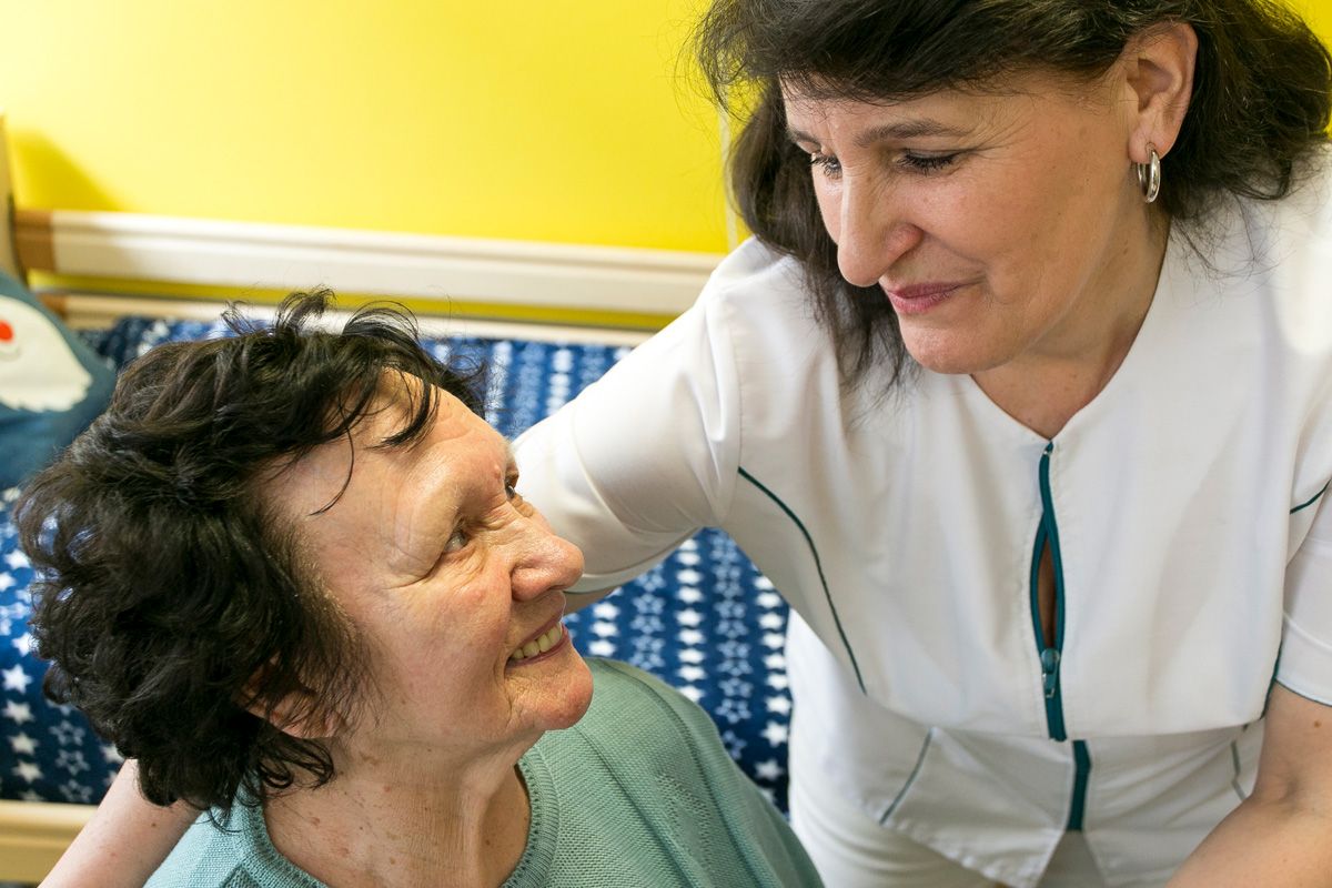pielęgniarka opieki długoterminowej z pacjentką